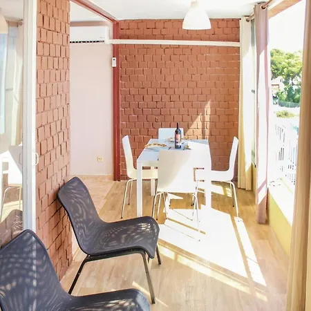 2 Bedroom Pet Friendly In Apartment *